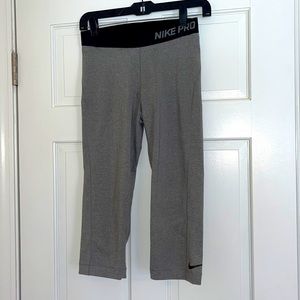 Nike Pro 3/4 leggings in Gray